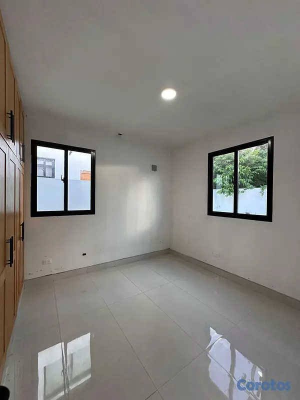 casas - Casa en venta en la Urbanizacion Don Fernando, Gur 6