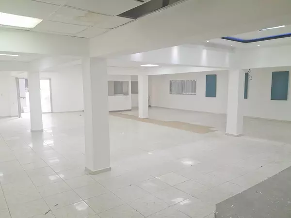oficinas y locales comerciales - Local céntrico en Evaristo morales  4