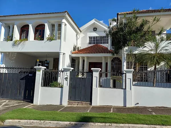 casas - Espaciosa y Acogedora casa en Urbanizacion Thomen  3