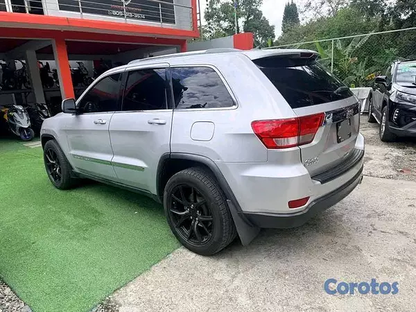 jeepetas y camionetas - Jeep Gran Cherokee Laredo 2