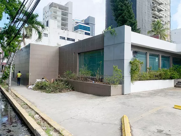 oficinas y locales comerciales - Local céntrico en Naco 3