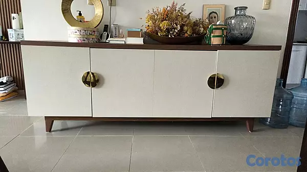 muebles y colchones - Vendo credenza marron, con puertas en color champá 2