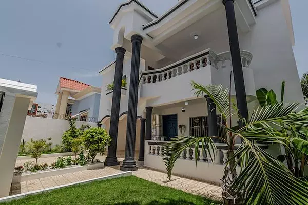 casas - Casa con 5 habitaciones y piscina en Corales del Sur, Santo Domingo Este 10