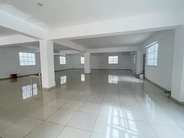 oficinas y locales comerciales - Local amplio en ensanche ozama 5