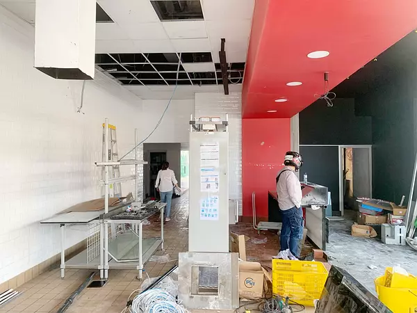 oficinas y locales comerciales - Local con triple altura céntrico y comercial 4