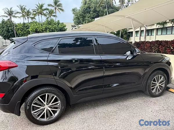 jeepetas y camionetas - Hyundai Tucso en excelentes condiciones 8