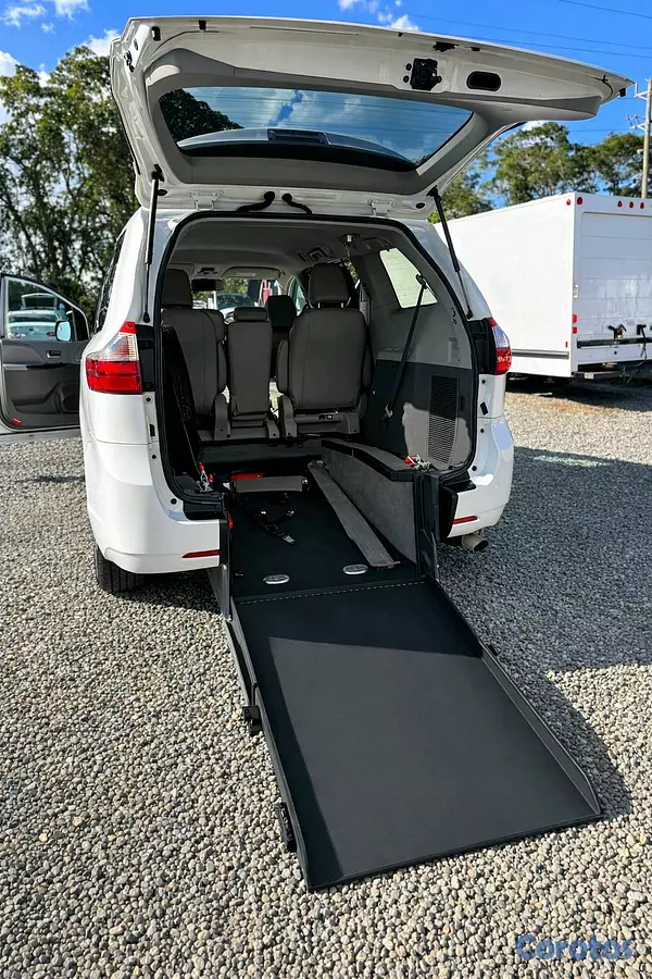 jeepetas y camionetas - TOYOTA SIENNA HANDICAP CLEAN CAR FAX 13