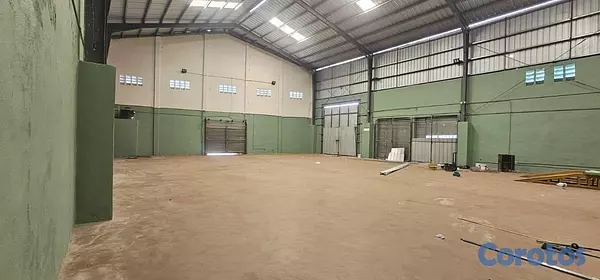 otros inmuebles - Vendo/ Alquilo Nave industrial en Urbanización Monumental 4