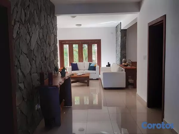 casas vacacionales y villas - Vendo villa de dos niveles 4 habitaciones en Metro Country Club  7