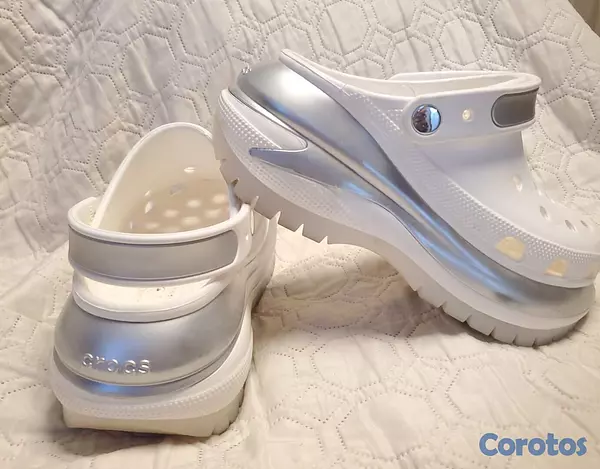 zapatos unisex - Crocs size 8, como nueva la compre en la casa en ny y solo la use una vez  4