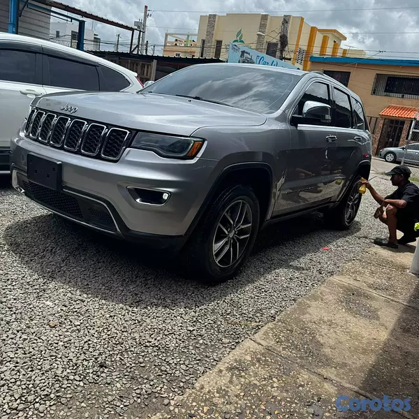 jeepetas y camionetas - Vendo Jeep Grand Cherokee 2018 Gris 6
