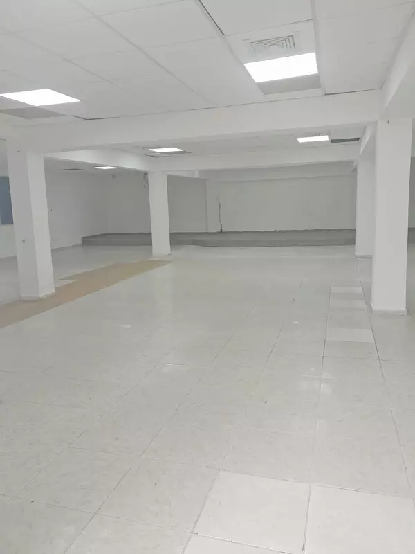oficinas y locales comerciales - Local céntrico en Evaristo morales  2