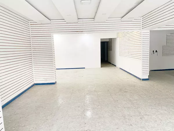 oficinas y locales comerciales - amplio local en primer nivel 4