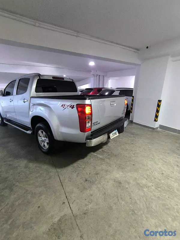 jeepetas y camionetas - Se vende isuzu d max  4