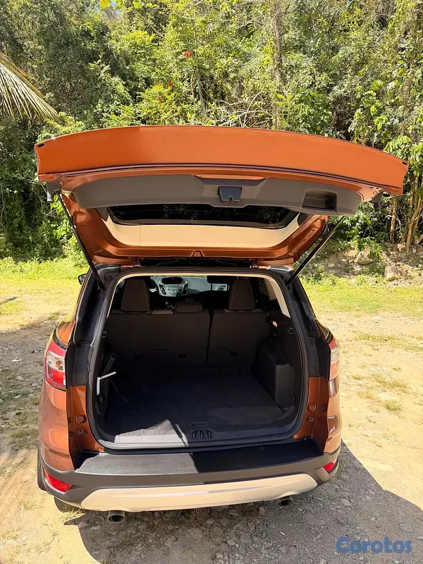 jeepetas y camionetas - Ford Escape en excelentes condiciones y negociable 12