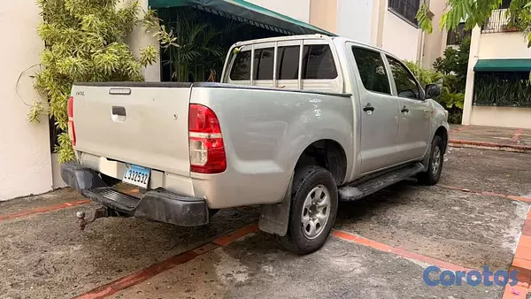 jeepetas y camionetas - Camioneta Hilux 2015 mecanica 3