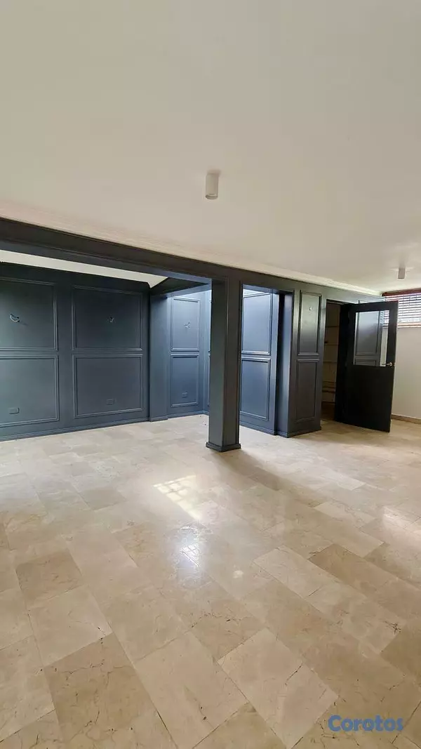 casas - Casa de dos niveles ubicada en el exclusivo sector 6