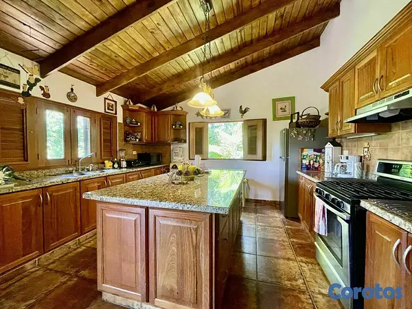 casas vacacionales y villas - Amplia villa con hermoso terreno en Jarabacoa. 4