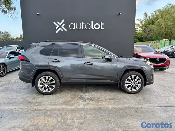 jeepetas y camionetas - Toyota Rav4 XLE 2024 8