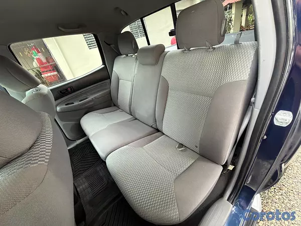 jeepetas y camionetas - se vende Tacoma 2013 4