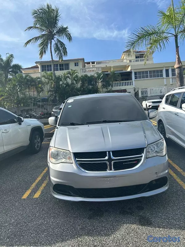 jeepetas y camionetas - Se vende Dodge Caravan 2018 en excelentes condiciones, ideal familias o trabajo. 3