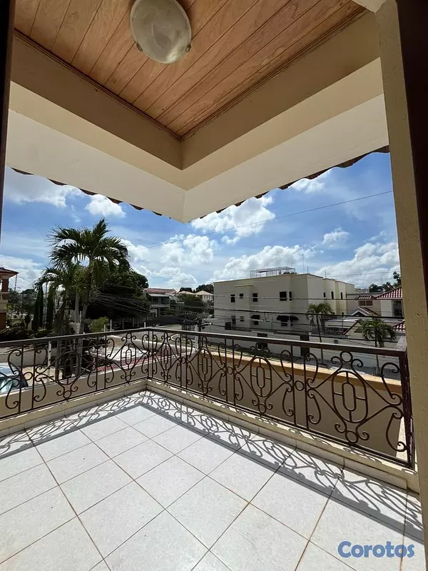 casas - Amplia casa de 5 habitaciones en calle principal d 4