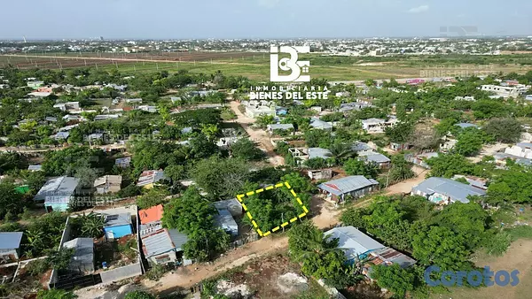 solares y terrenos - Se Vende solar de esquina con 143 metros.  📍En Sec 2