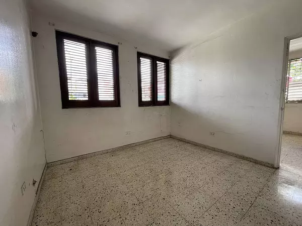 oficinas y locales comerciales - Alquiler Local Av Rómulo Betancourt 5