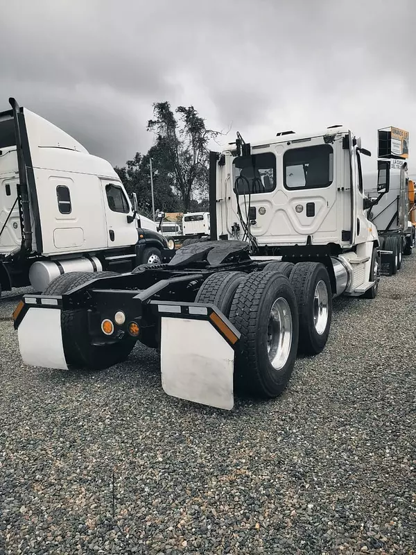 camiones y vehiculos pesados - FREIGHTLINER CASCADIA año 2013 7