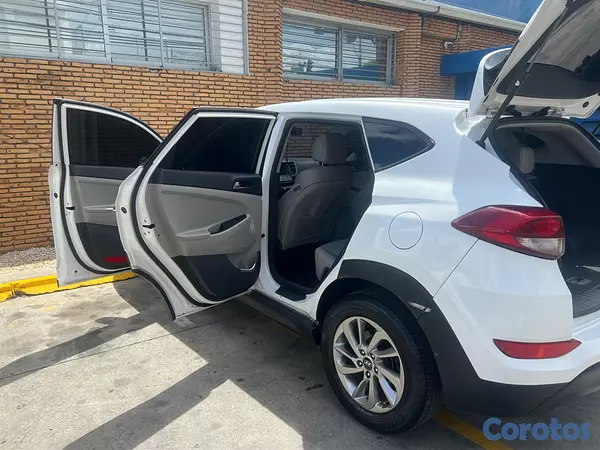 jeepetas y camionetas - Hyundai Tucson SE2018 4