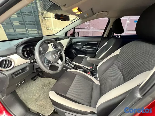 carros - Nissan versa rojo  10