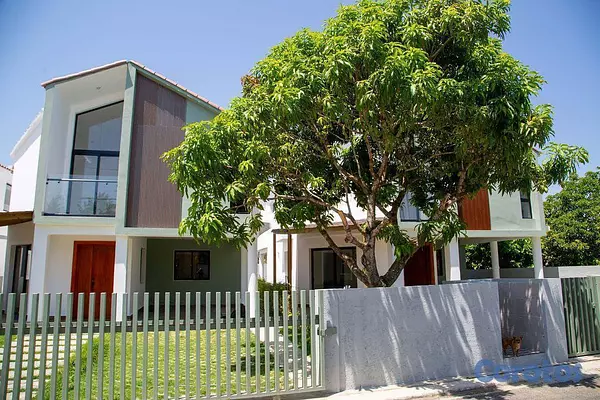 casas - Moderna Propiedad de 2 Niveles con Piscina 3