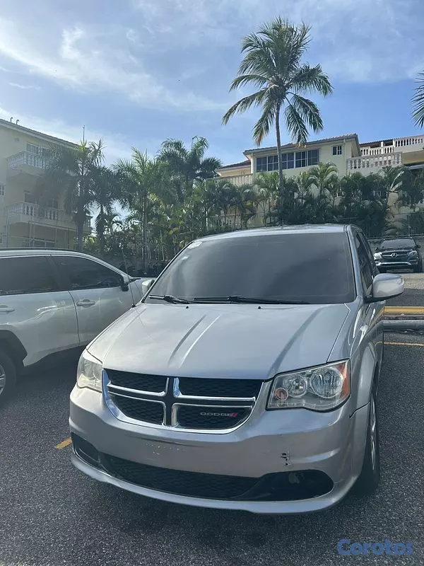 jeepetas y camionetas - Se vende Dodge Caravan 2018 en excelentes condiciones, ideal familias o trabajo. 4
