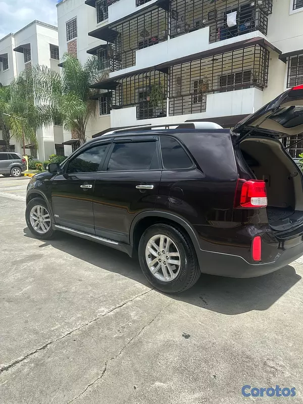 jeepetas y camionetas - vendo Vehículo Kia sorento  3