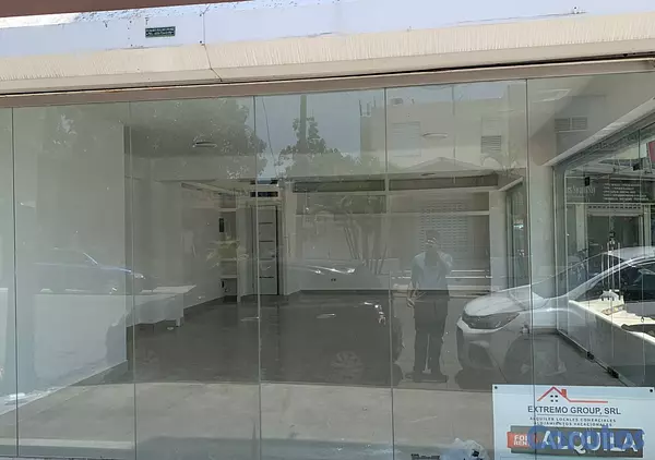 oficinas y locales comerciales - Se alquila en primer piso con sotano 3