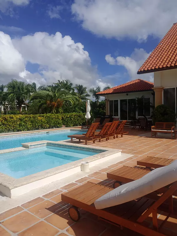 casas vacacionales y villas - Casa de campo villa, en un cul de sac, privacidad con más de 10 parqueos 4