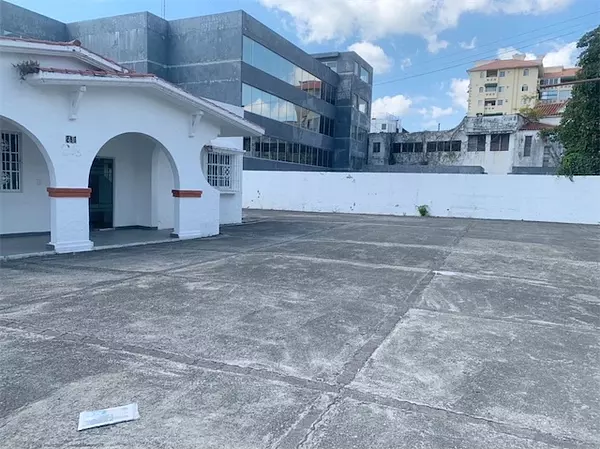 oficinas y locales comerciales - Esquinero amplio en Gazcue 3