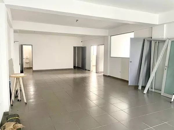 oficinas y locales comerciales - local amplio en Naco 7
