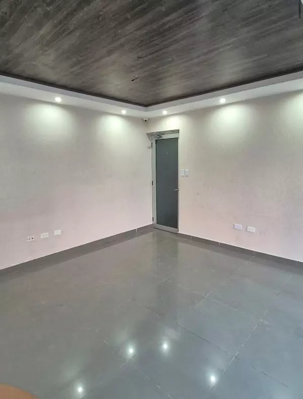 oficinas y locales comerciales - Local céntrico y amplio  8