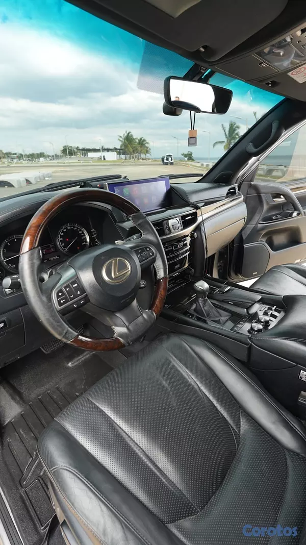 jeepetas y camionetas - Lexus LX 570 2016 135,000km en excelentes condicio 4