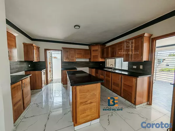 casas - Se Vende amplia Vivienda NUEVA, con mucho patio, u 4