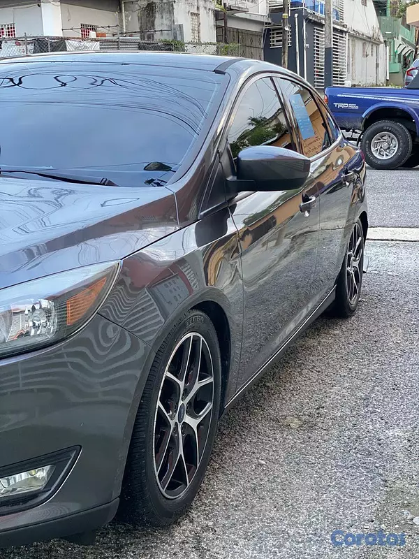 carros - Ford FocusSolo tiene un detalle un golpe en el baúl  5