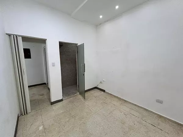 oficinas y locales comerciales - Alquilo local en La Romulo  8