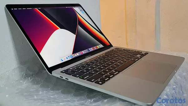 computadoras y laptops - Macbook pro Touch bar 13.3 Pulg Core i5 Ram 8gb ddr4 Disco 256gb SSD año 2020 2
