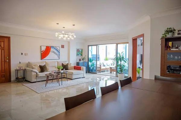 apartamentos - Vendo apartamento  en naco 8vo piso 
Precio USD$370,000.00 

Balcón amplio 
Sala 4
