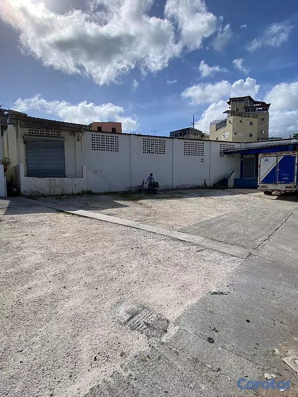 otros inmuebles - Alquilo nave en la Luperón 1