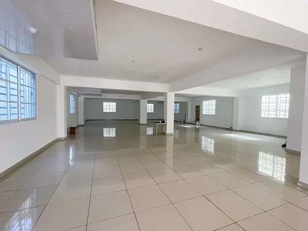oficinas y locales comerciales - Local céntrico amplio  2
