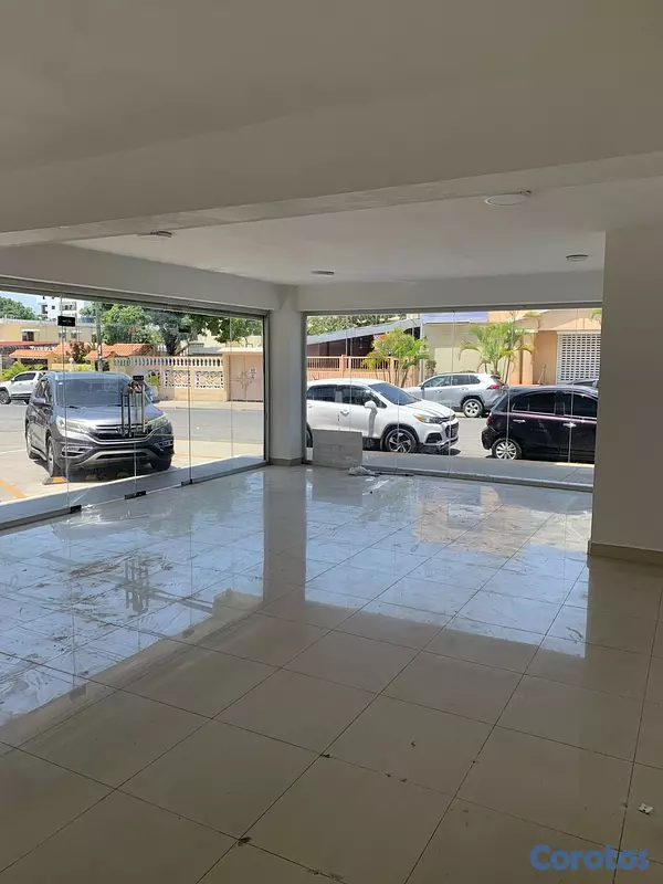 oficinas y locales comerciales - Se alquila en primer piso con sotano 4