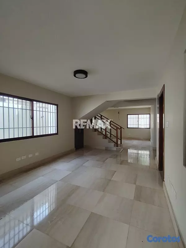 oficinas y locales comerciales - Casa/Local comercial en alquiler en Ensanche Parai 4