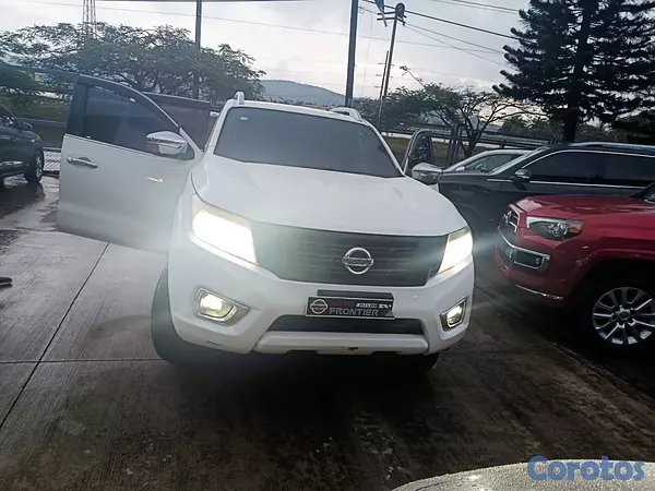 jeepetas y camionetas - Nissan Frontier blanco  3